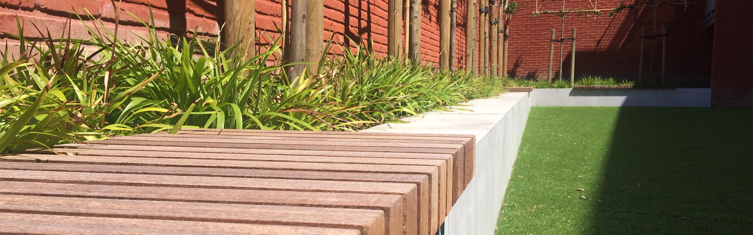 Brede bannerfoto van een verzorgde tuin aangelegd door Groenvoorziening Delcroix