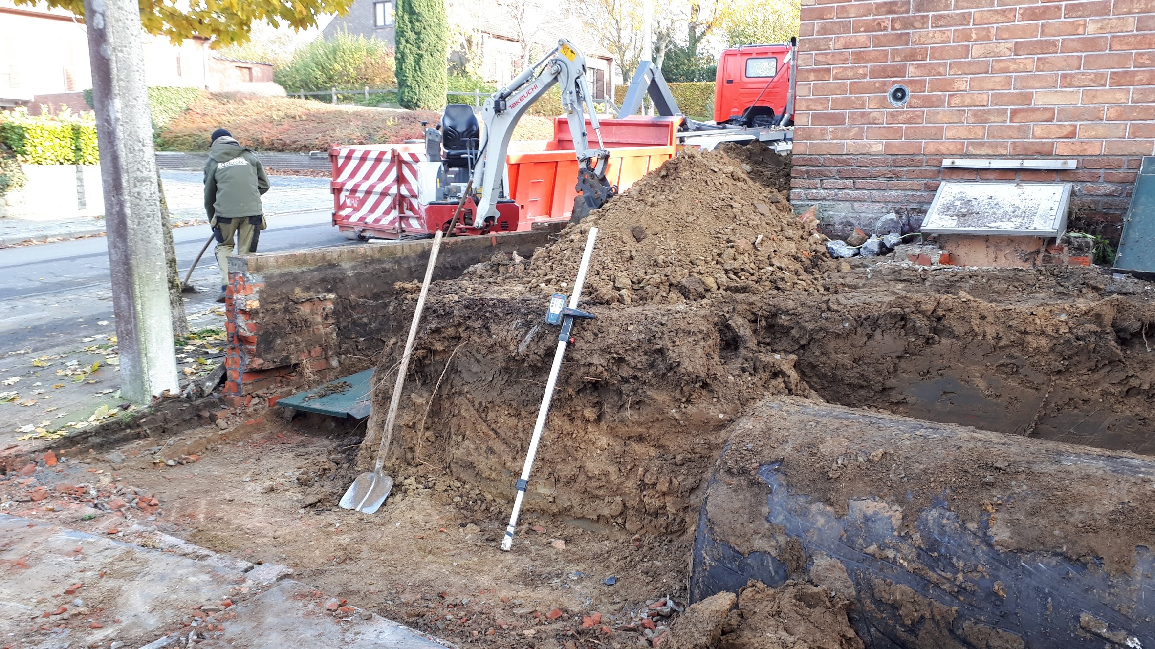 Afgewerkt grondwerkenproject met effen ondergrond, klaar voor tuinaanleg